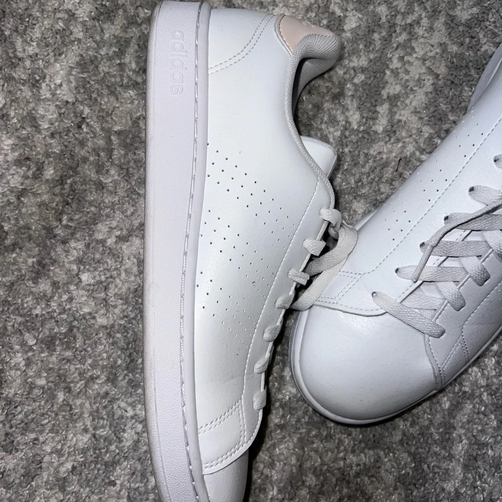 Adidas Women's White Sneakers LIKE NEW - Picture 3 of 6